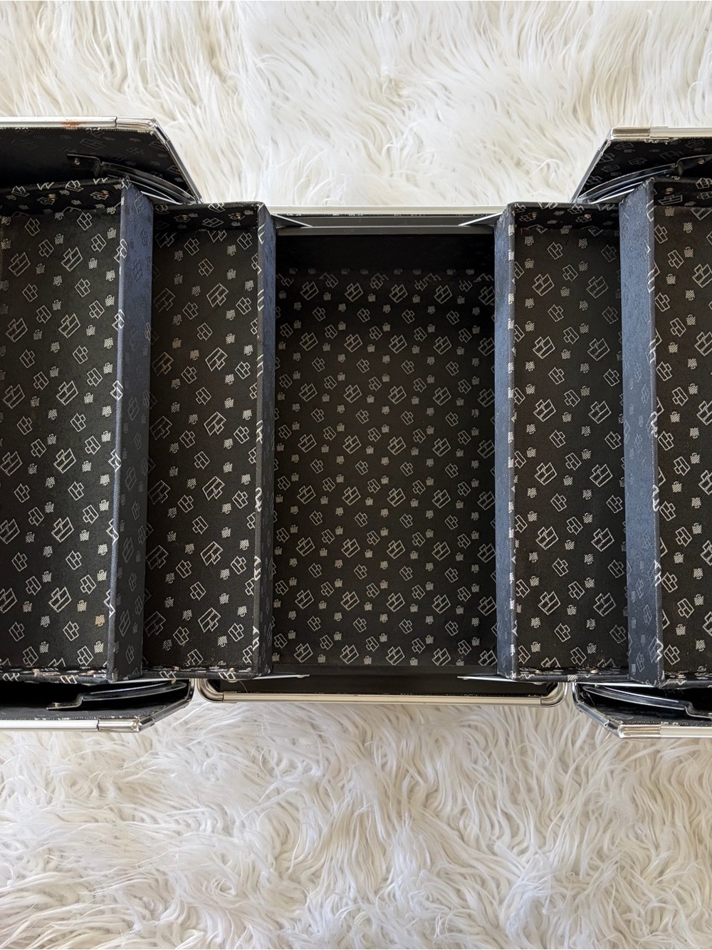 Silver Caboodles Aluminum Makeup/Tool Case - Picture 11 of 11